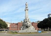 Monumento a Colón detrás de la Casa Rosada.