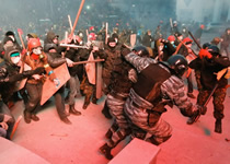 Ultranacionalistas  en acción contra la policía.