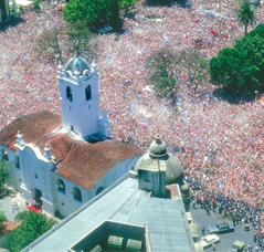 Frente al Cabildo, la muchedumbre saluda a Alfonsín el 30 de Octubre de 1983