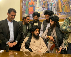 Talibanes en el palacio presidencial.