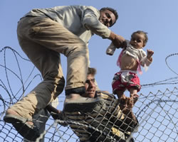 Fugitivos sirios cruzando la frontera turca.