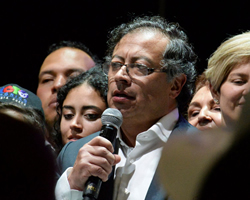 Gustavo Petro se dirige al pueblo tras ser declarado vencedor en las elecciones de Colombia.