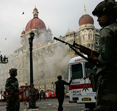 Soldados indios rodean el hotel donde se refugian los incursores, en Mumbai.