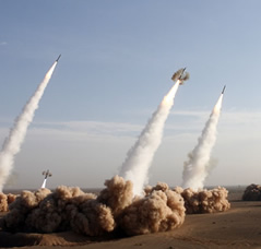 Misiles iraníes disparados en el desierto.