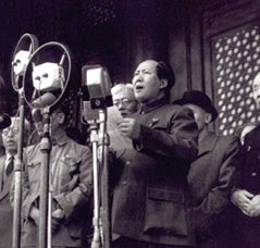 Mao arenga al pueblo al entrar en Pekín el 1 de octubre de 1949.