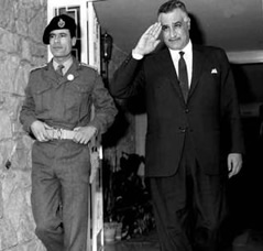 Gaddafi y Gamal Abdel Nasser en 1969.