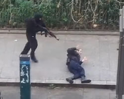 Un terrorista remata a un policía herido, en París.