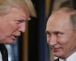 Trump y Putin en cordial intercambio.
