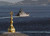 Navío ruso cruzando el Bósforo, rumbo al Mediterráneo.