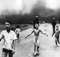 Niños vietnamitas huyen de su aldea regada con napalm.