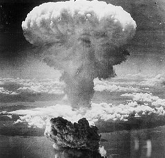 El hongo atómico se levanta sobre Nagasaki, el 9 de Agosto de 1945.