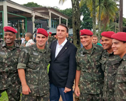 Bolsonaro con militares.
